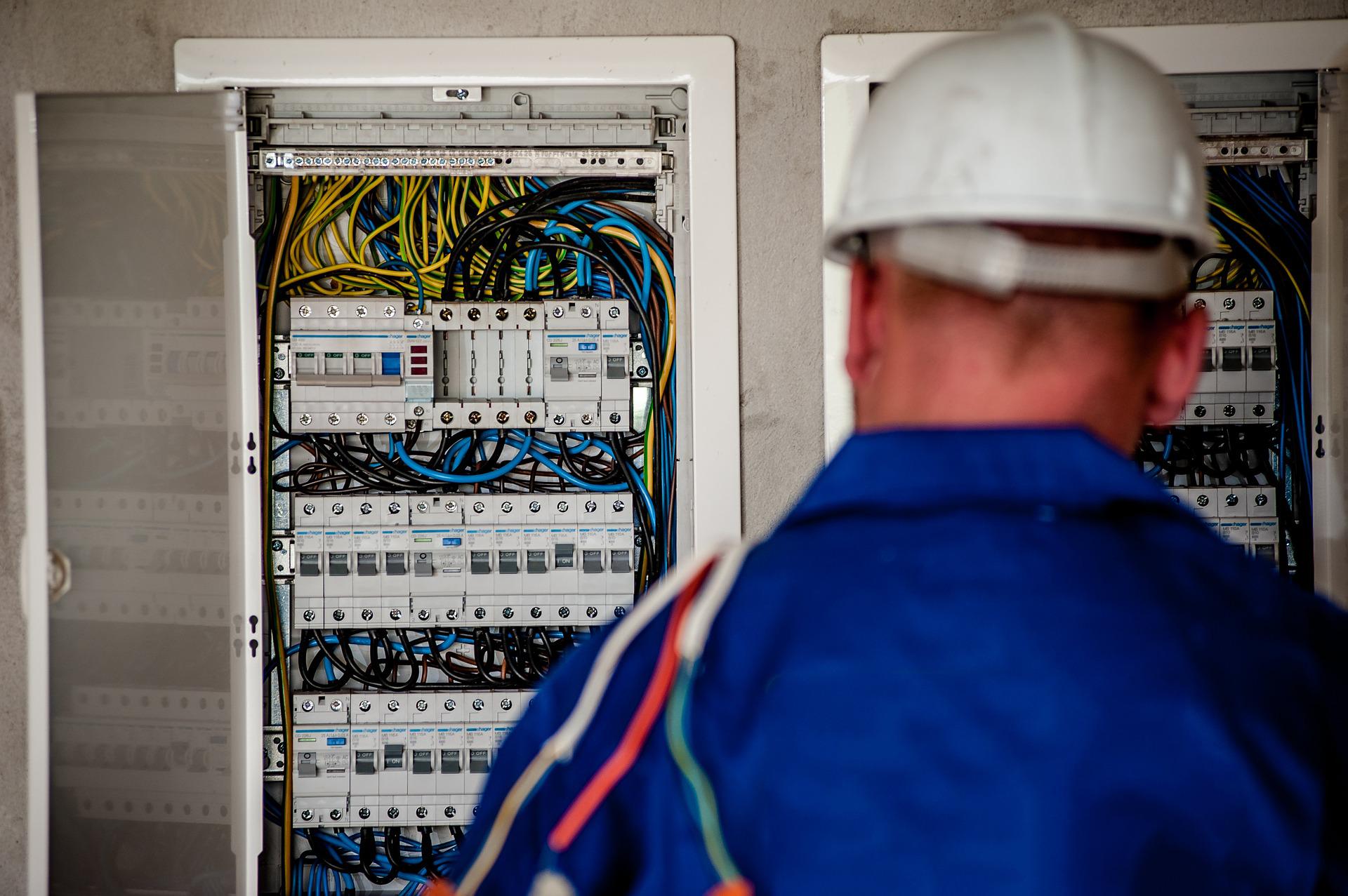 electrician-g40eef6875_1920